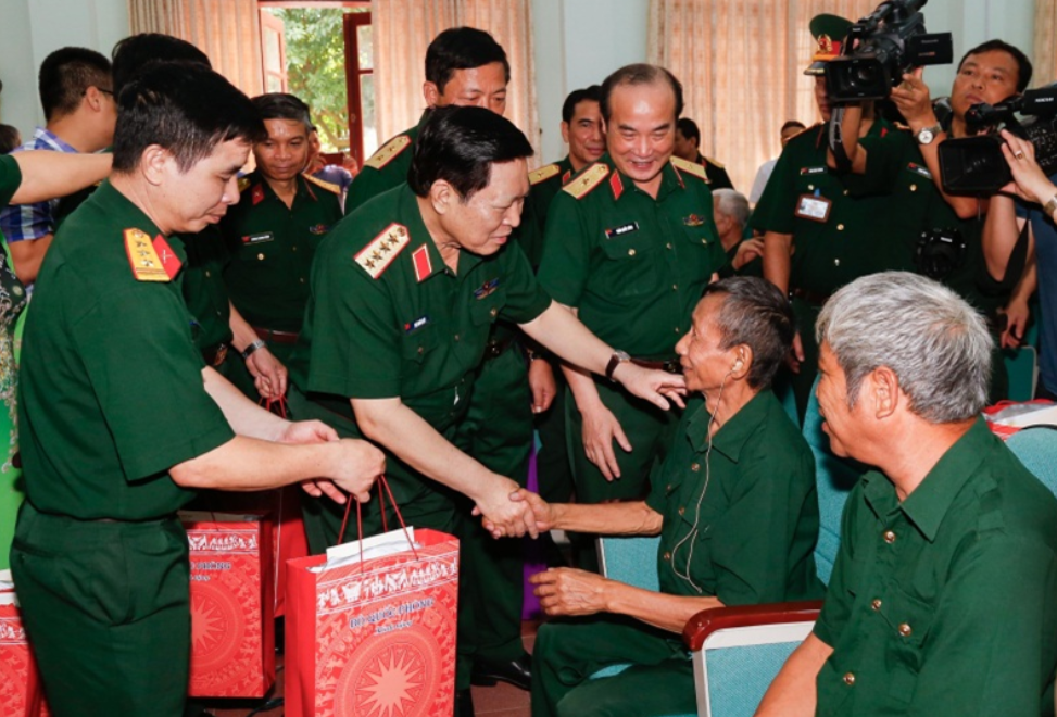 Hai mức quà Tết Bính Ngọ 2026 dành cho người có công với cách mạng