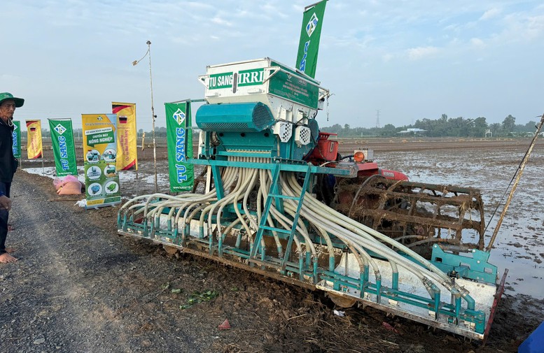 M&aacute;y v&ugrave;i ph&acirc;n kết hợp gieo sạ đem lại hiệu quả r&otilde; rệt khi giảm 20-30% lượng ph&acirc;n b&oacute;n, giảm giống, c&ocirc;ng lao động v&agrave; thuốc bảo vệ thực vật trong Đề &aacute;n 1 triệu hecta l&uacute;a - Ảnh: VGP/LS