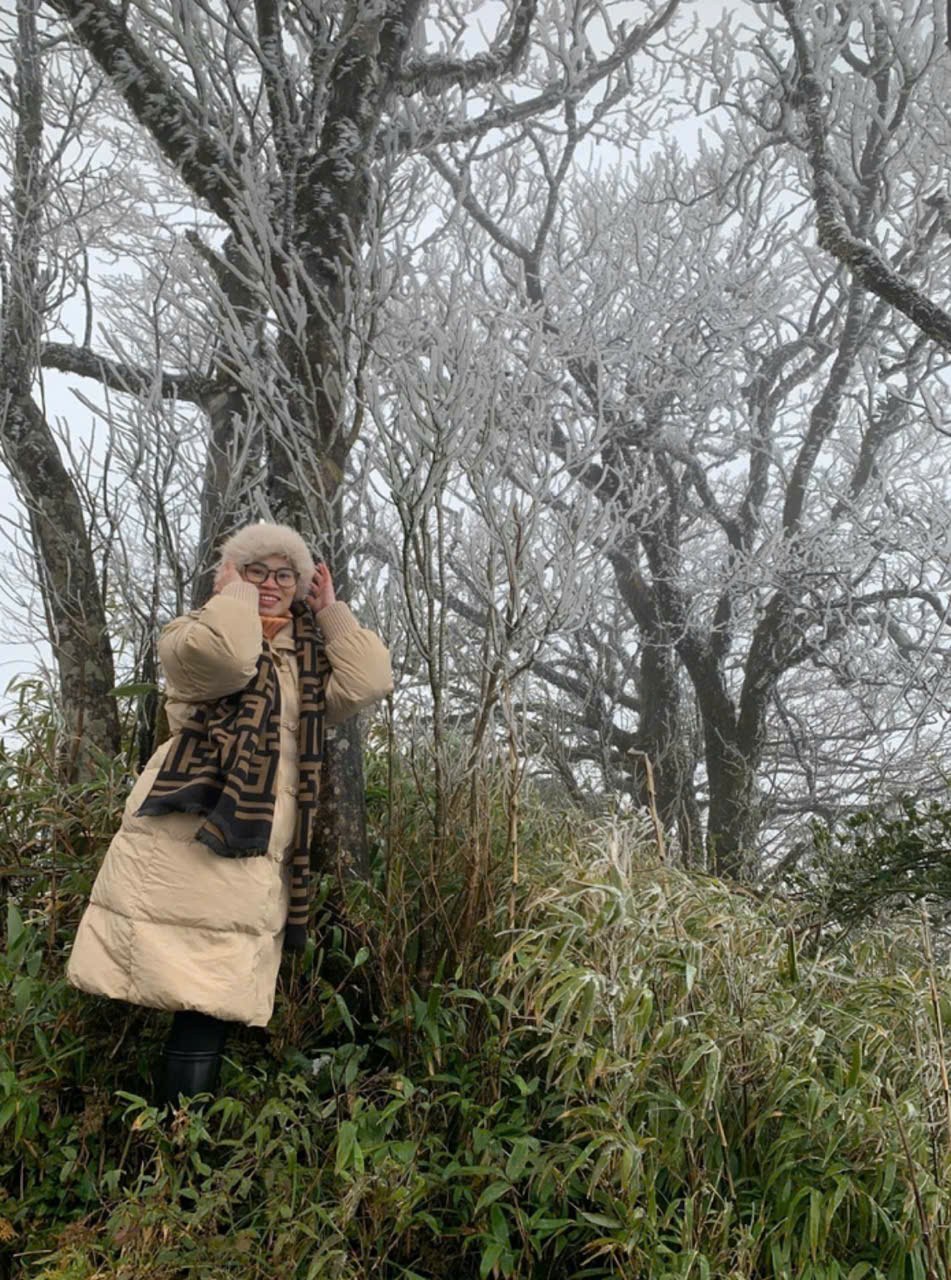 Du kh&aacute;ch th&iacute;ch th&uacute; ghi lại khoảnh khắc băng gi&aacute; phủ trắng c&agrave;nh c&acirc;y, ngọn cỏ.