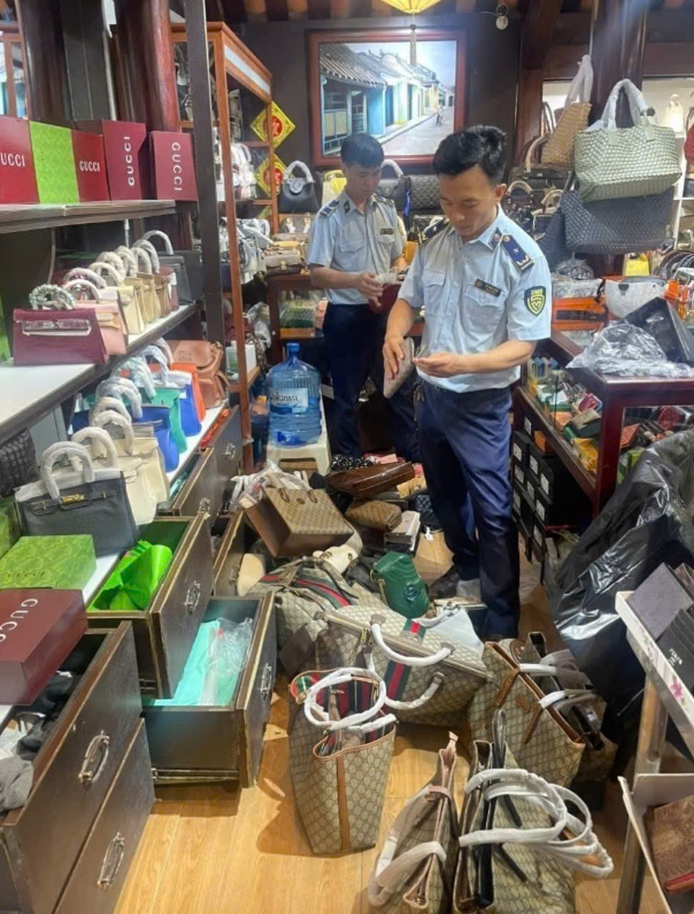 Gần 200 t&uacute;i x&aacute;ch giả mạo c&aacute;c nh&atilde;n hiệu lớn bị ph&aacute;t hiện, buộc ti&ecirc;u hủy. (Ảnh: QLTT Đ&agrave; Nẵng)