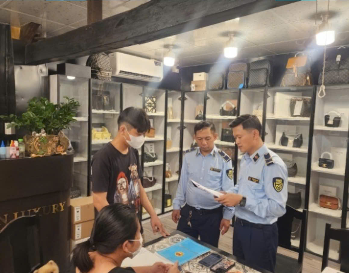 “Đột kích” 3 cơ sở kinh doanh, phát hiện hàng trăm túi xách giả tại Đà Nẵng