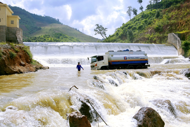 Lội suối, vượt th&aacute;c, xe xăng dầu đến Sốp Cộp