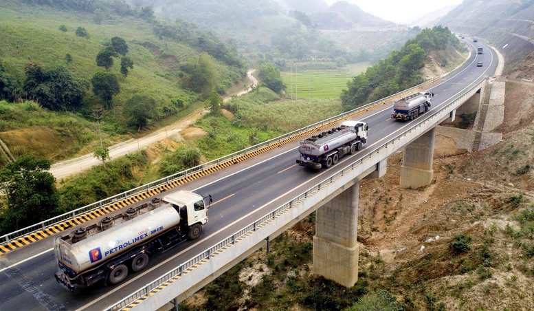 Xăng dầu được Petrolimex đưa ra thị trường ti&ecirc;u thụ