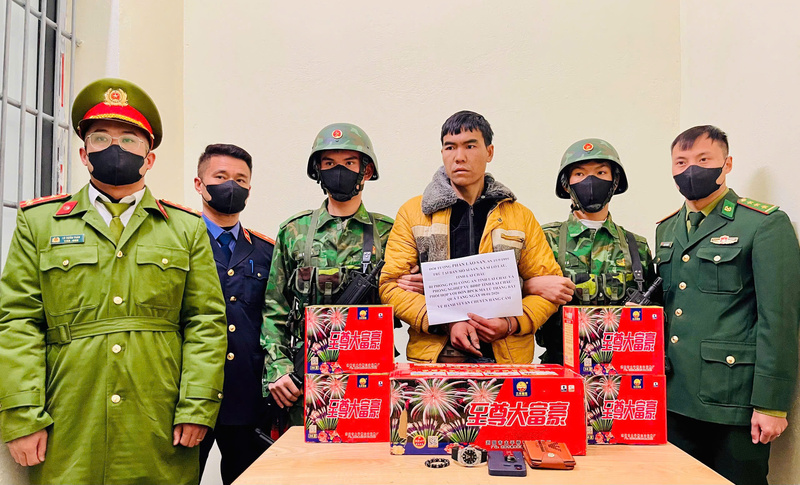 Bắt giữ đối tượng vận chuyển 15,5kg pháo lậu qua biên giới