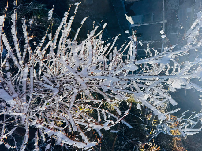 Băng giá phủ trắng khắp đỉnh Fansipan, nóc nhà Đông Dương đẹp như tiên cảnh