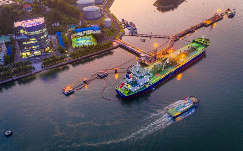 Tiếp nhận t&agrave;u xăng dầu tại Cảng dầu B12