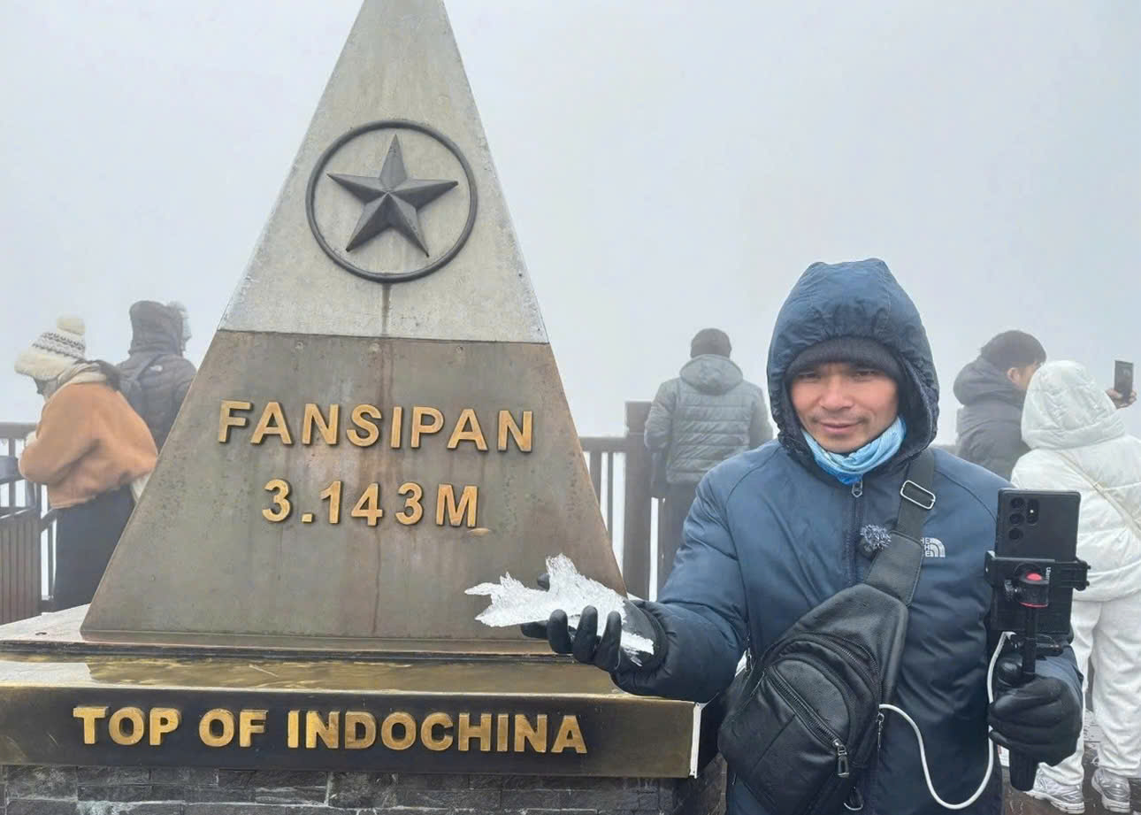 Du kh&aacute;ch trải nghiệm băng gi&aacute; ở Fansipan v&agrave;o rạng s&aacute;ng 7/1. (Ảnh: H.H.)