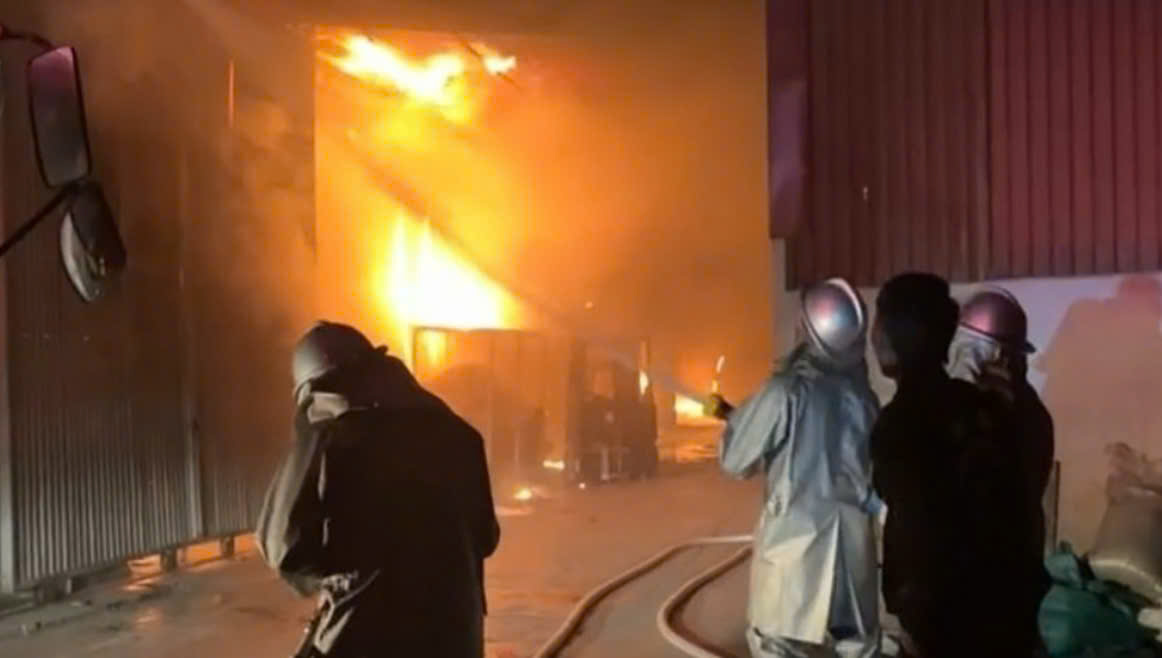 Cảnh s&aacute;t tiếp cận hiện trường chữa ch&aacute;y ở x&atilde; Đan Phượng.