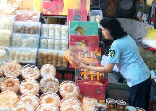 Lực lượng chức năng tăng cường kiểm tra h&agrave;ng h&oacute;a dịp cuối năm. Ảnh: Chi cục QLTT TPHCM