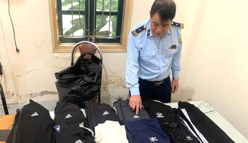 Tạm giữ nhiều quần áo, giày dép có dấu hiệu giả mạo nhãn hiệu