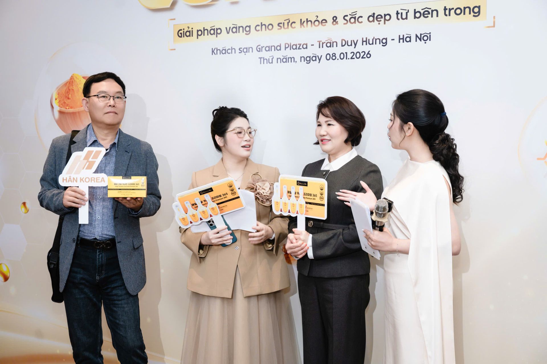 Đại diện c&ocirc;ng ty TNHH HAN KOREA c&ugrave;ng với đại diện nh&agrave; m&aacute;y sản xuất tại H&agrave;n Quốc giới thiệu sản phẩm Tinh chất nghệ Nano Curcumin 365 Premium tại hội thảo.