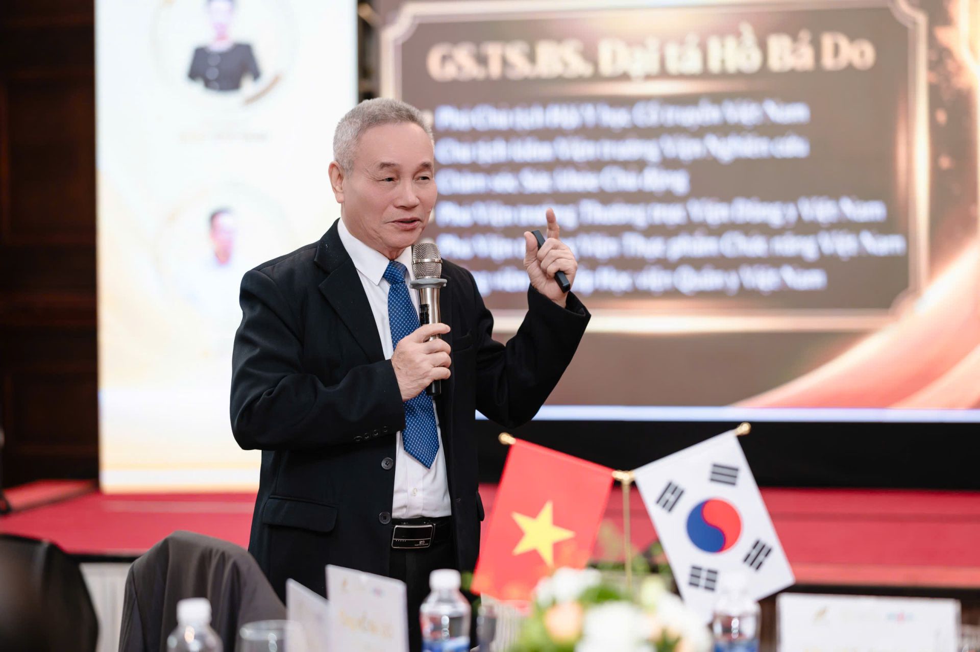 PGS, TS, Đại t&aacute; Hồ B&aacute; Do, Ph&oacute; Chủ tịch Hiệp hội Thực phẩm chức năng Việt Nam, Ph&oacute; Viện trưởng Viện Thực phẩm chức năng Việt Nam ph&aacute;t biểu tại hội thảo.