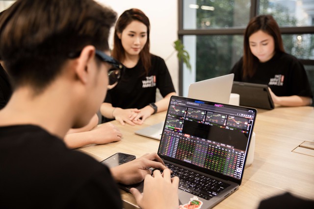 Một số cổ phiếu đáng chú ý ngày 19/1: FPT, FRT, PNJ