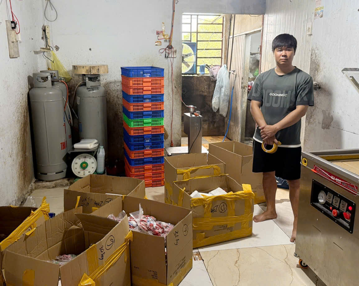 Đối tượng Nguyễn Văn Phong v&agrave; tang vật thịt giả. (Ảnh: CA)