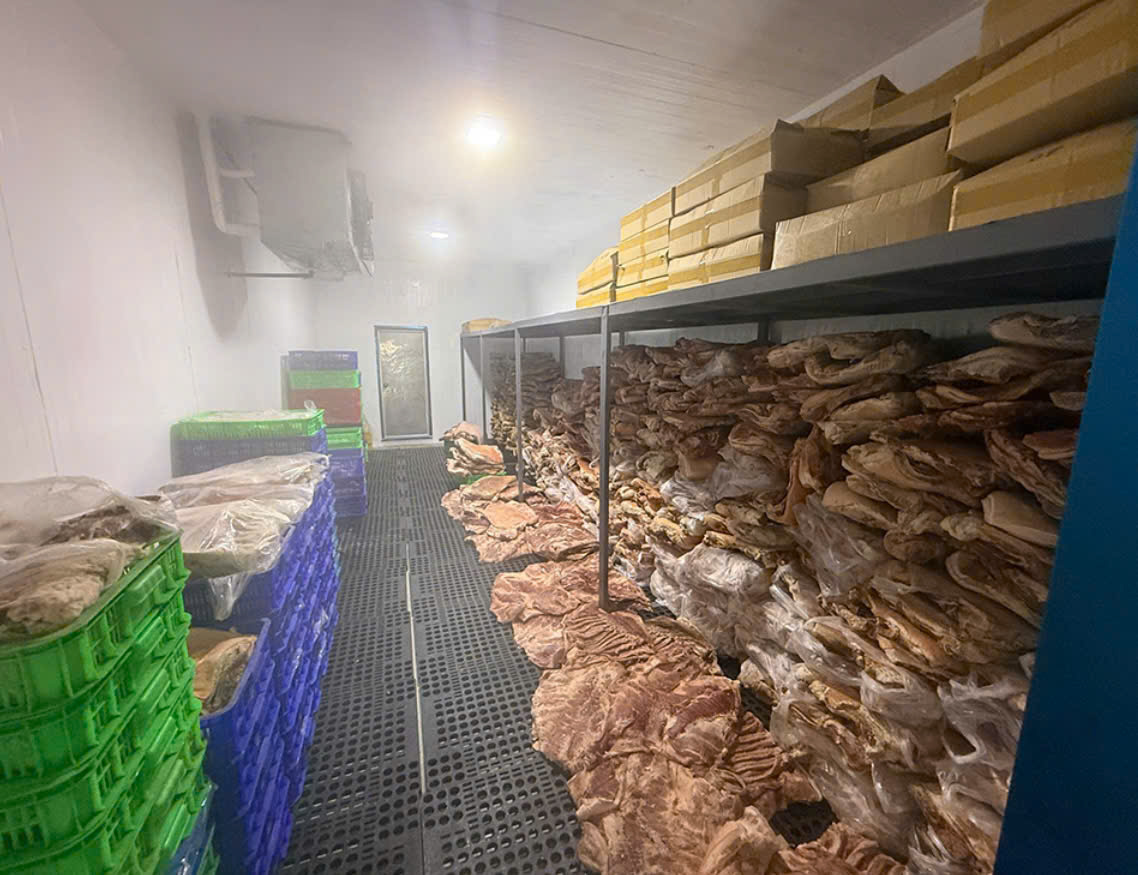 H&igrave;nh ảnh b&ecirc;n trong kho thịt giả. (Ảnh: CA)