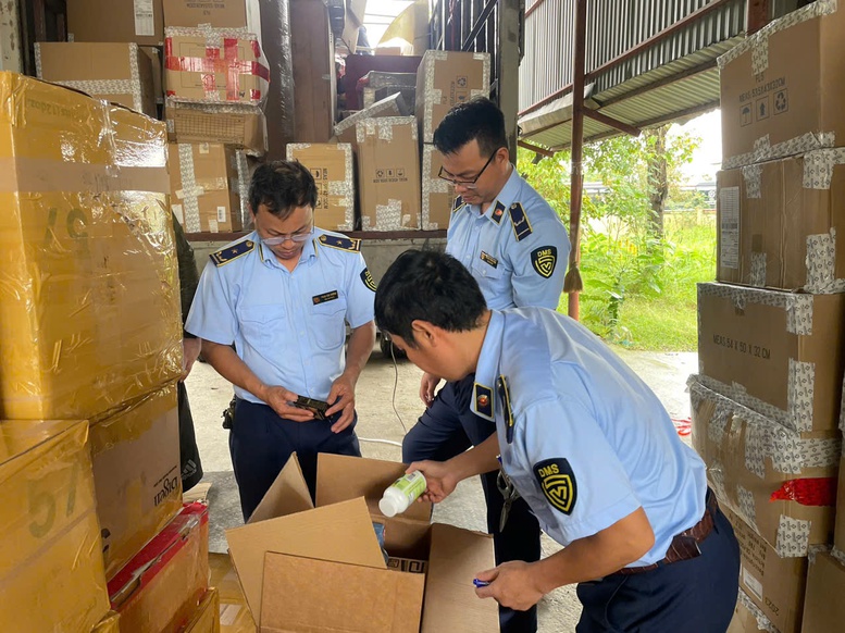 Phó Thủ tướng yêu cầu nâng mức xử phạt để chống buôn lậu, hàng giả hiệu quả hơn