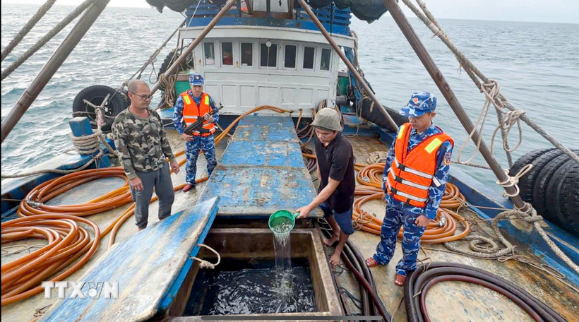 Bắt giữ tàu cá vận chuyển trái phép 100.000 lít dầu D.O trên biển Cà Mau