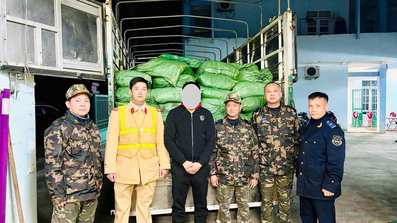 Hải quan phối hợp bắt giữ 3,335 tấn l&aacute; thuốc l&aacute; sấy kh&ocirc; của Chi cục Hải quan khu vực XVI