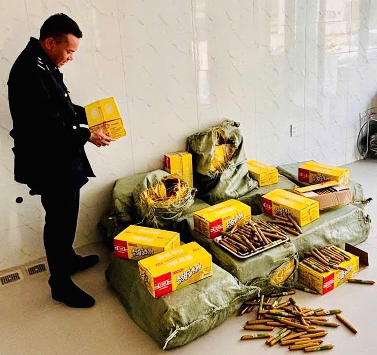 Hải quan chặn đứng thực phẩm đông lạnh và thuốc lá nhập lậu