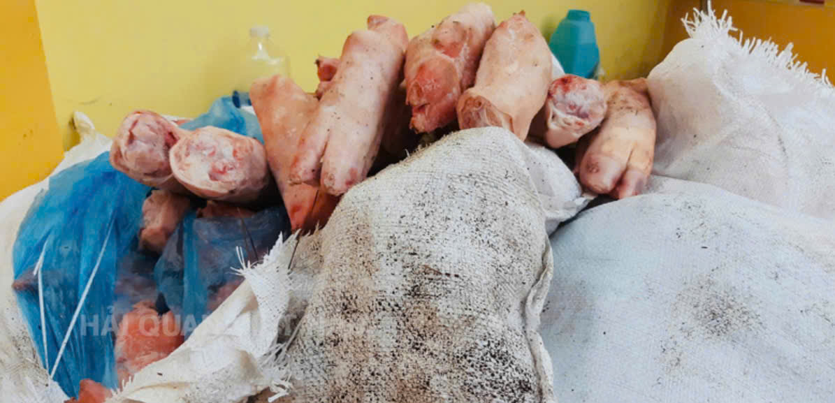 Cao điểm cận Tết 2026, Hải quan liên tiếp bắt giữ thực phẩm bẩn, thuốc lá lậu