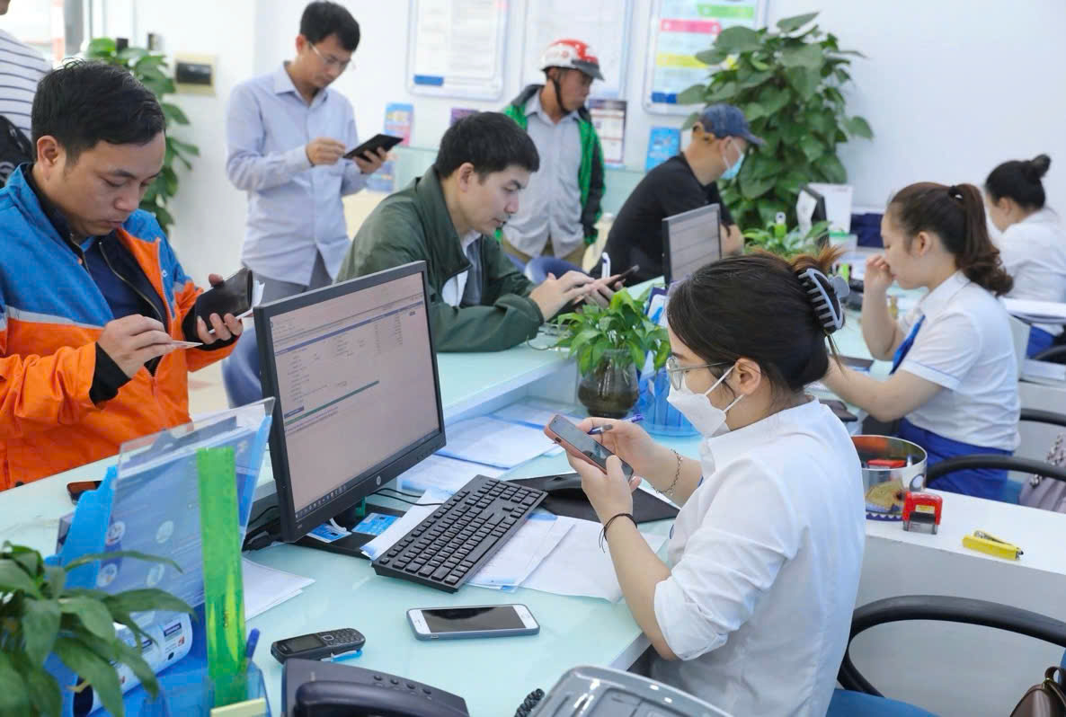 Việc x&aacute;c thực th&ocirc;ng tin thu&ecirc; bao đối với số thu&ecirc; bao di động c&oacute; thể được tiến h&agrave;nh trực tiếp tại điểm của doanh nghiệp viễn th&ocirc;ng (Ảnh: VGP)