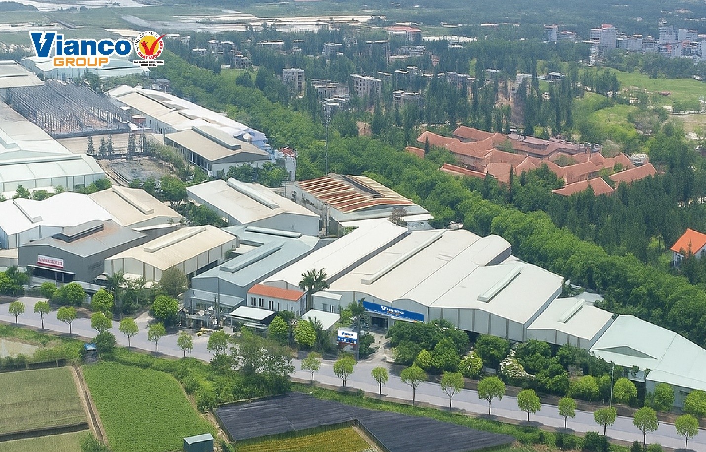 Nh&agrave; m&aacute;y sản xuất đ&egrave;n LED Vianco