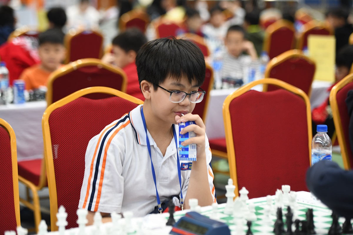 C&aacute;c kỳ thủ nh&iacute; tranh thủ nạp năng lượng giữa giờ thi đấu (Ảnh: TNTP&NĐ).