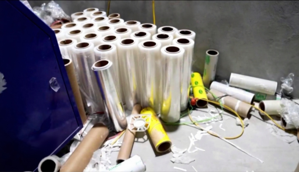 Hà Nội phát hiện cơ sở sản xuất hàng trăm cuộn màng bọc thực phẩm giả