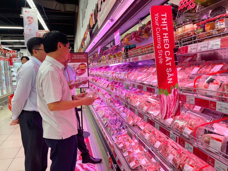 C&aacute;c cơ quan chức năng kiểm tra h&agrave;ng h&oacute;a, thực phẩm tại c&aacute;c si&ecirc;u thị tr&ecirc;n địa b&agrave;n th&agrave;nh phố - Ảnh: VGP/LS