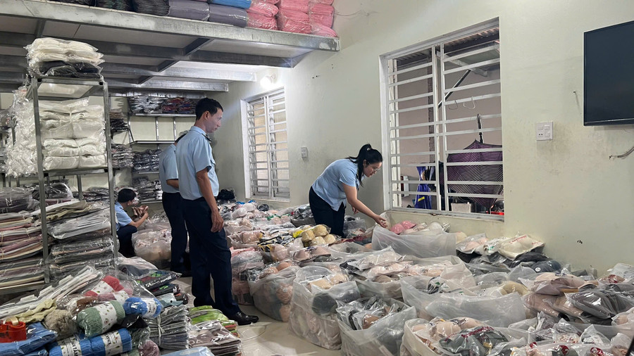 Tạm giữ gần 1.000 sản phẩm không rõ nguồn gốc, nghi giả mạo thương hiệu nổi tiếng