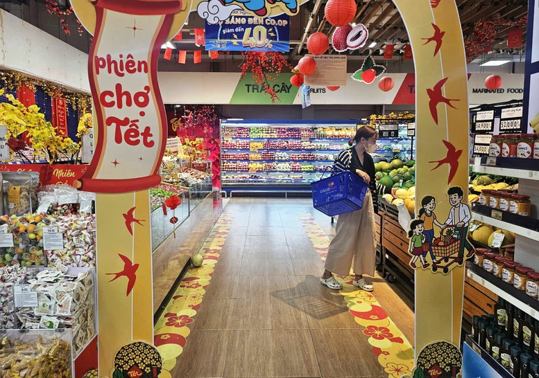 Nhiều si&ecirc;u thị, cửa h&agrave;ng đ&atilde; chuẩn bị nguồn h&agrave;ng phong ph&uacute; phục vụ nhu cầu mua sắm Tết - Ảnh: VGP/Nhật Anh