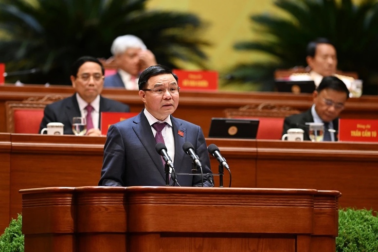 Đồng ch&iacute; L&ecirc; Mạnh H&ugrave;ng, B&iacute; thư Đảng ủy, Quyền Bộ trưởng Bộ C&ocirc;ng Thương tr&igrave;nh b&agrave;y tham luận với chủ đề &ldquo;Ph&aacute;t triển c&ocirc;ng nghiệp, thương mại Việt Nam tự chủ, kết nối, hiện đại h&oacute;a, chuyển đổi xanh, chuyển đổi số v&agrave; hội nhập hiệu quả v&agrave;o chuỗi sản xuất, chuỗi cung ứng to&agrave;n cầu&rdquo; tại Đại hội XIV của Đảng