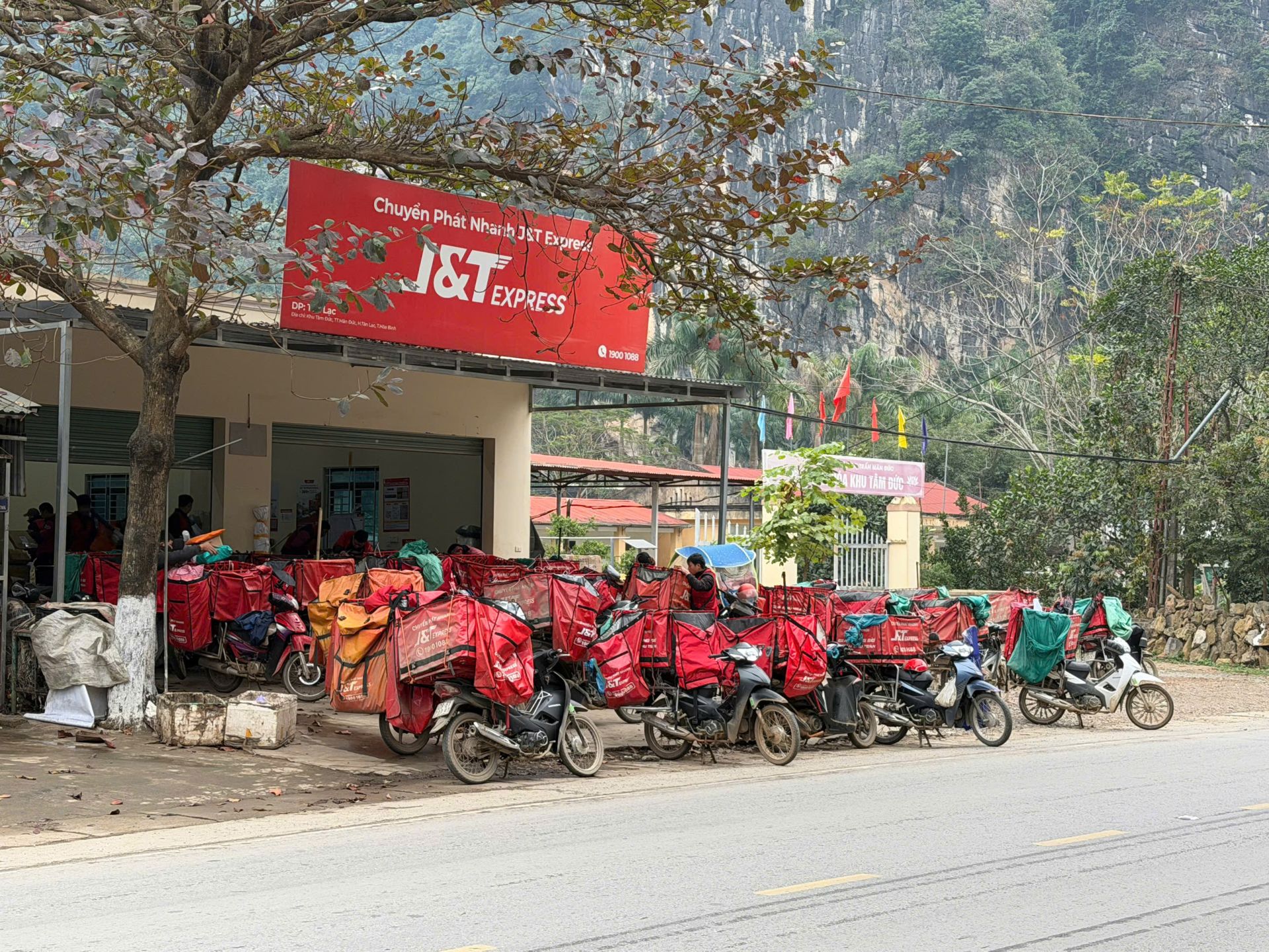 C&agrave;ng về cuối năm, lượng đơn h&agrave;ng tăng mạnh, buộc nh&acirc;n vi&ecirc;n giao h&agrave;ng phải tăng ca li&ecirc;n tục để kịp thời chuyển h&agrave;ng đến tay kh&aacute;ch.
