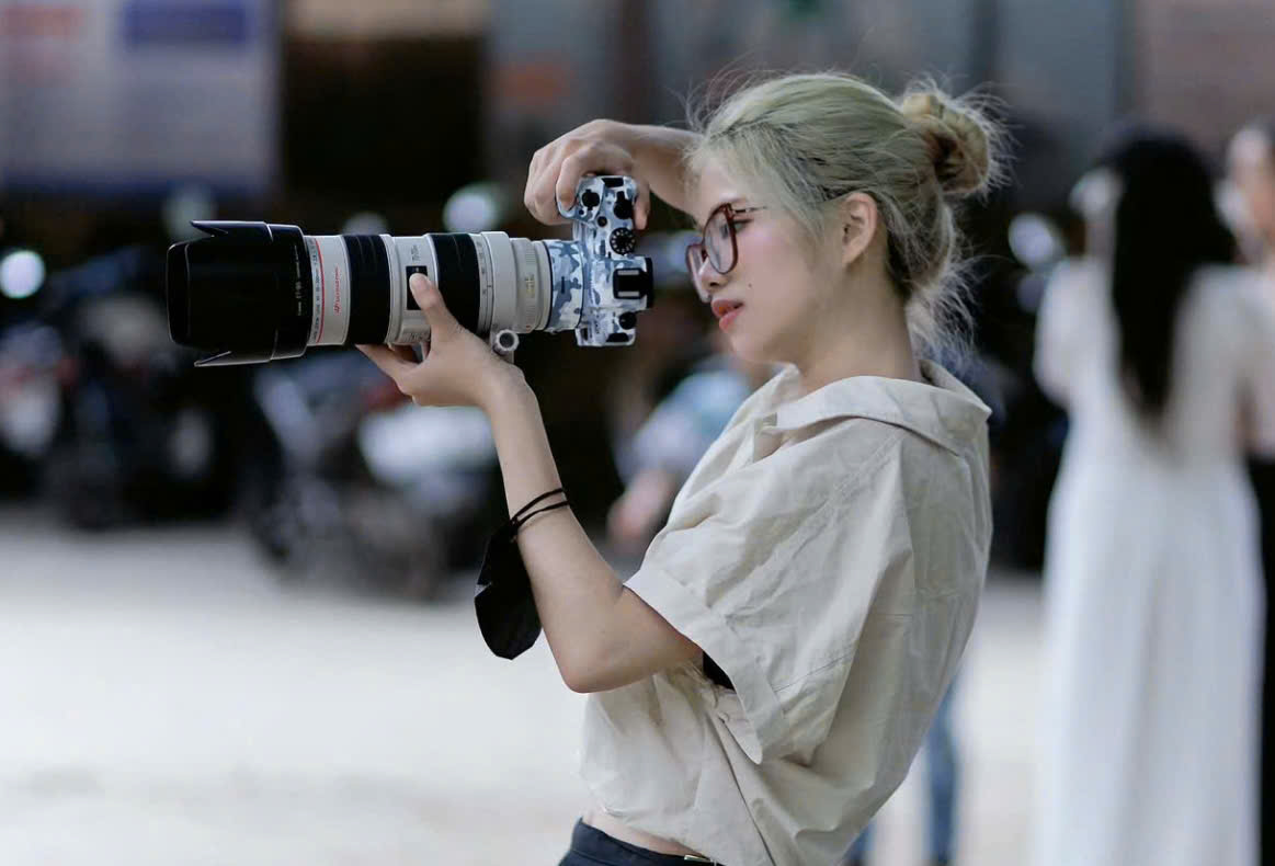 Minh &Aacute;nh - thợ chụp ảnh &aacute;o d&agrave;i dịp Tết 2026.