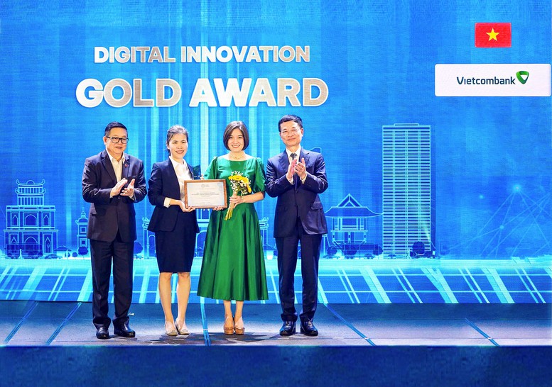 Đại diện Vietcombank, Ph&oacute; Tổng gi&aacute;m đốc Ph&ugrave;ng Nguyễn Hải Yến (thứ 2 từ phải sang) nhận Giải V&agrave;ng hạng mục Đổi mới s&aacute;ng tạo số - ASEAN Digital Awards trong khu&ocirc;n khổ Hội nghị Bộ trưởng Số ASEAN (ADGMIN) lần thứ 6 tại H&agrave; Nội