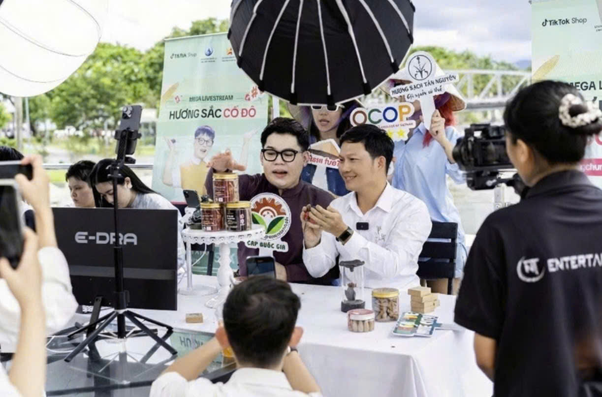 Livestream đ&atilde; trở th&agrave;nh k&ecirc;nh c&oacute; tốc độ tăng trưởng nhanh của ng&agrave;nh nhang, trầm nhờ khả năng tương t&aacute;c trực tiếp v&agrave; chốt đơn tức th&igrave;.