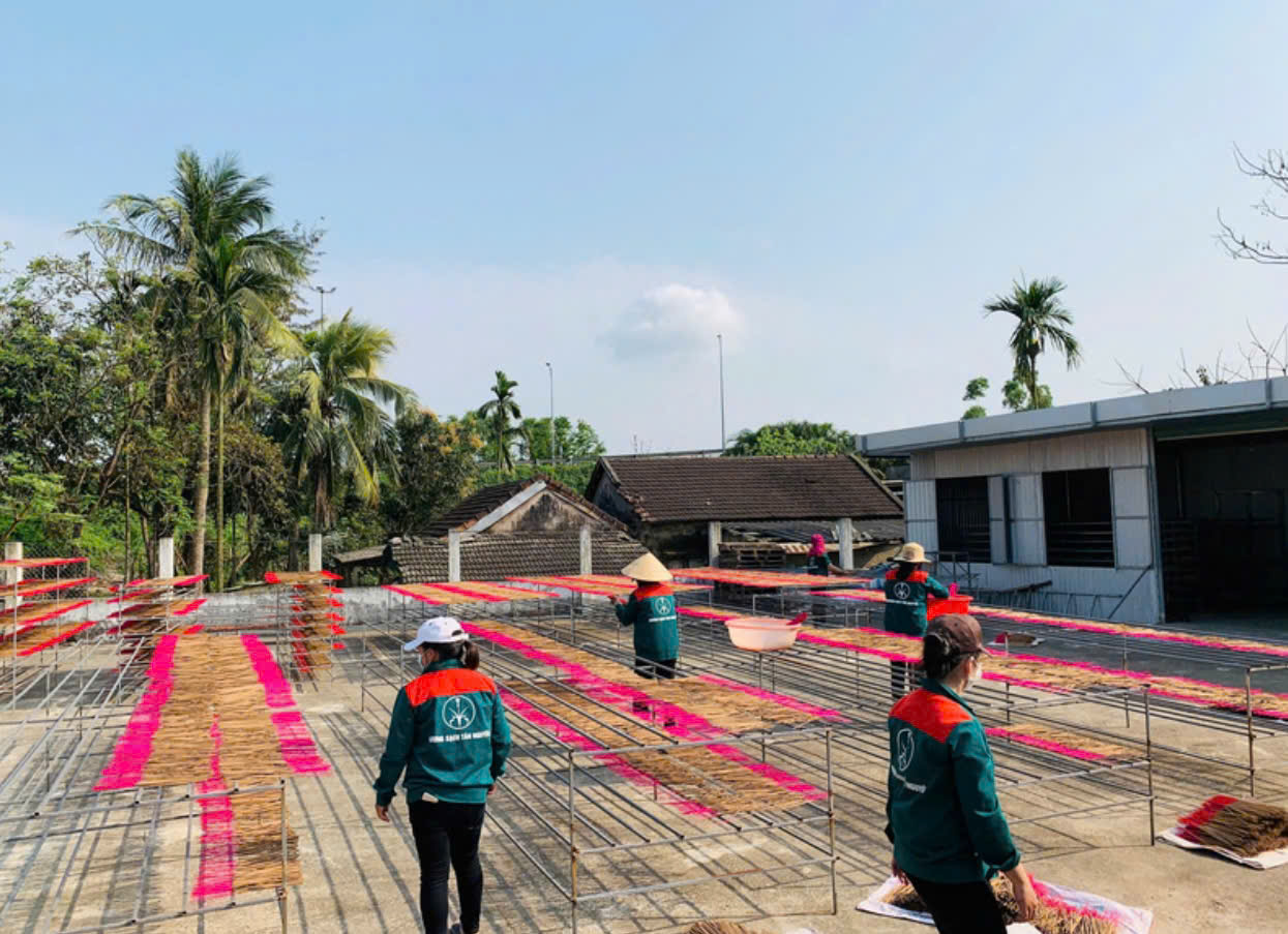 Ng&agrave;nh h&agrave;ng nhang, trầm đang từng bước đẩy mạnh qu&aacute; tr&igrave;nh &ldquo;số h&oacute;a&rdquo;, th&uacute;c đẩy sự ph&aacute;t triển của c&aacute;c l&agrave;ng nghề truyền thống.