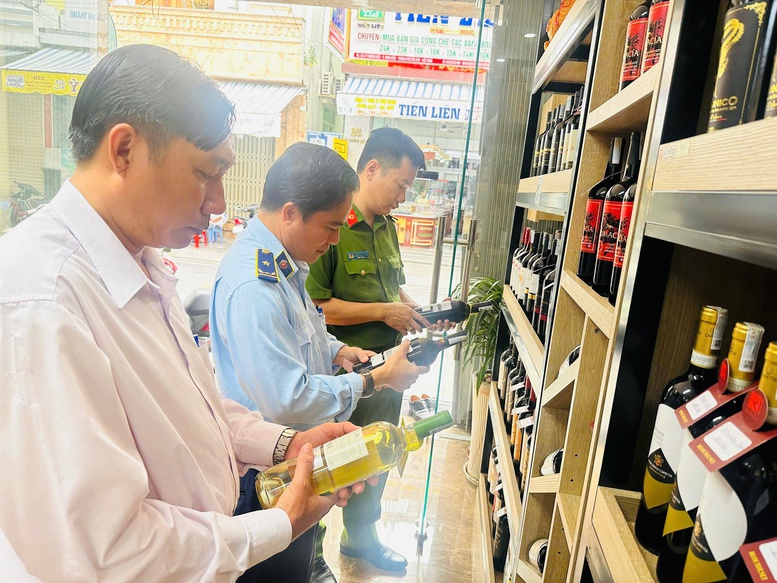 Đội Quản l&yacute; thị trường số 1 phối hợp với C&ocirc;ng an phường Ninh Kiều tổ chức kiểm tra mặt h&agrave;ng rượu tr&ecirc;n địa b&agrave;n - Ảnh: VGP/LS