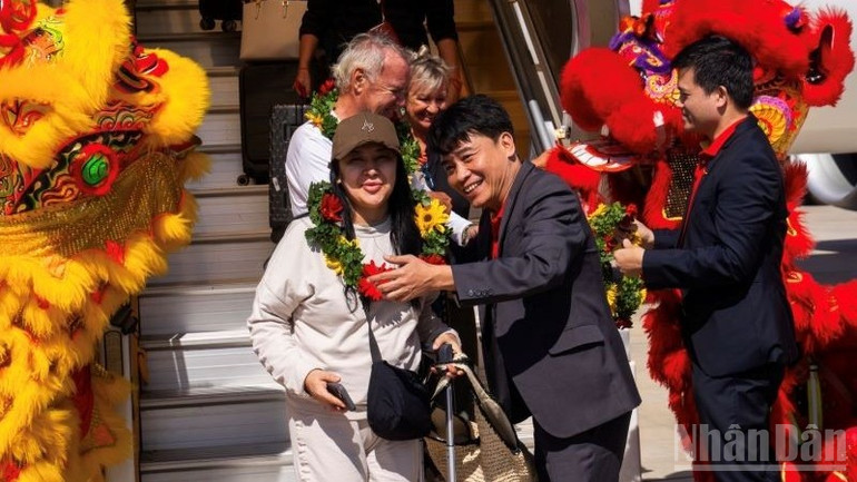 Chính thức khai trương đường bay Bangkok-Nha Trang bằng tàu bay Boeing 737-8