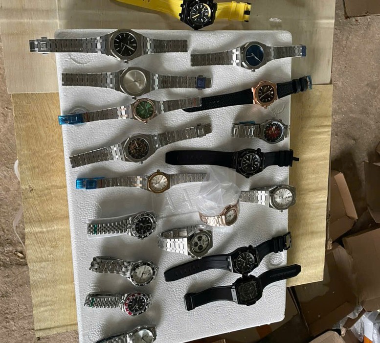 Hải quan ngăn chặn lô hàng đồng hồ ‘nhái’ thương hiệu đắt tiền