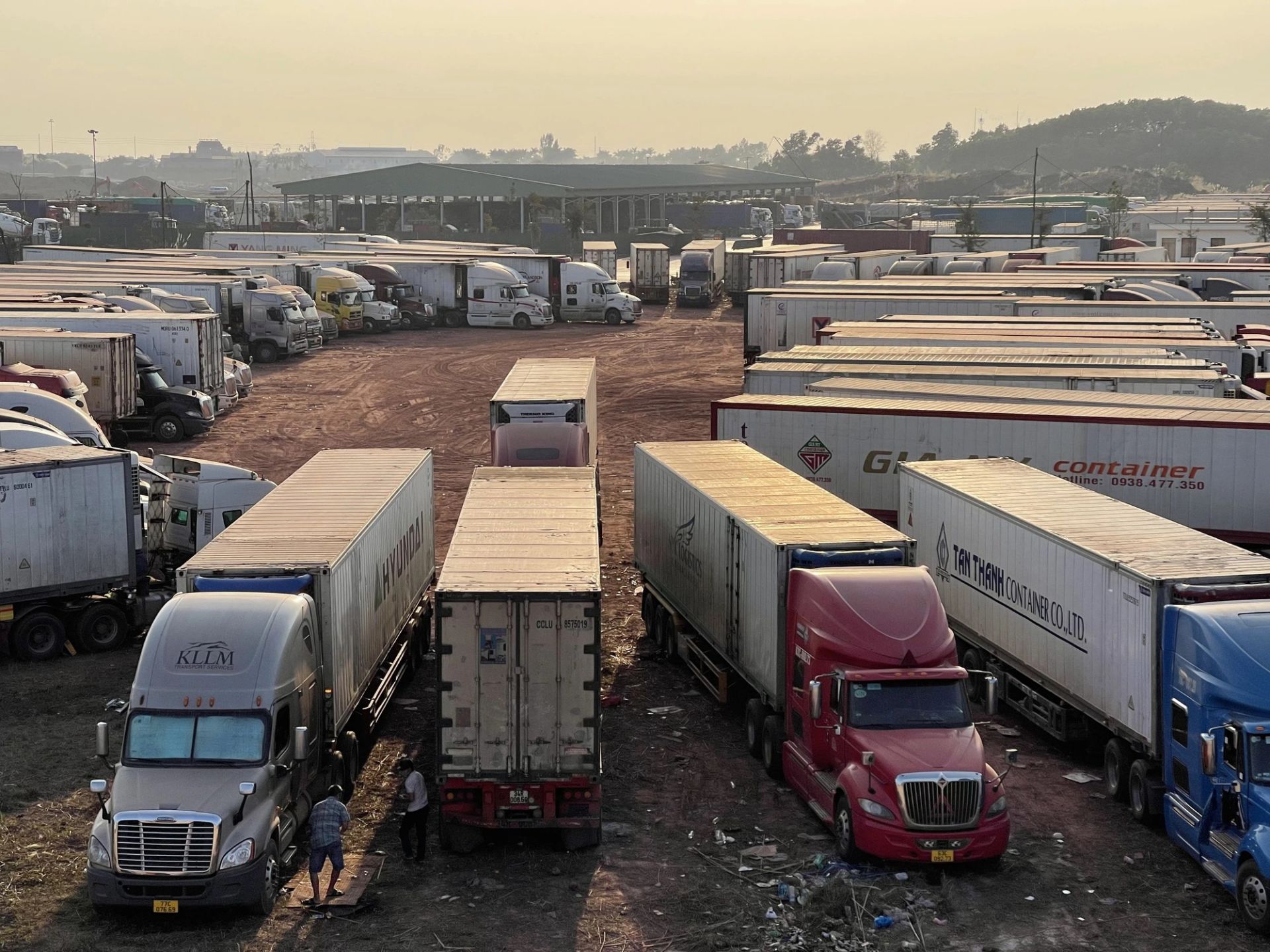 Ách tắc kiểm tra an toàn thực phẩm, hàng nghìn xe nông sản chưa thể thông quan