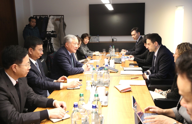 Ph&oacute; Thủ tướng Thường trực Ch&iacute;nh phủ Nguyễn H&ograve;a B&igrave;nh l&agrave;m việc với UBS Group AG - Ảnh: VGP/Nguyễn Ho&agrave;ng