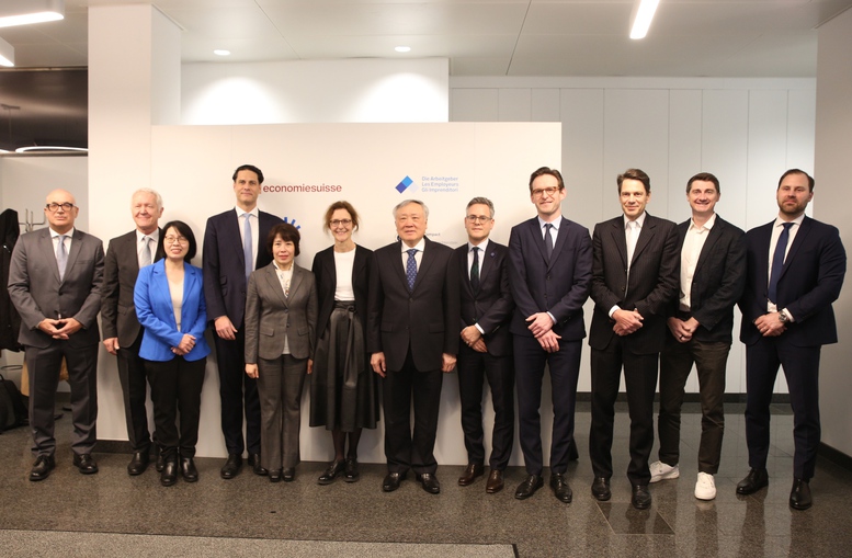 Ph&oacute; Thủ tướng Thường trực Ch&iacute;nh phủ Nguyễn H&ograve;a B&igrave;nh l&agrave;m việc với Li&ecirc;n đo&agrave;n Doanh nghiệp Thụy Sĩ - Ảnh: VGP/Nguyễn Ho&agrave;ng