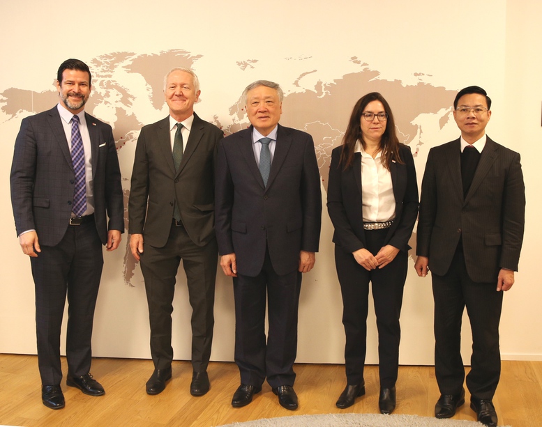 Ph&oacute; Thủ tướng Thường trực Ch&iacute;nh phủ Nguyễn H&ograve;a B&igrave;nh l&agrave;m việc với Hiệp hội Doanh nghiệp to&agrave;n cầu Thụy Sĩ (SGE) - Ảnh: VGP/Nguyễn Ho&agrave;ng