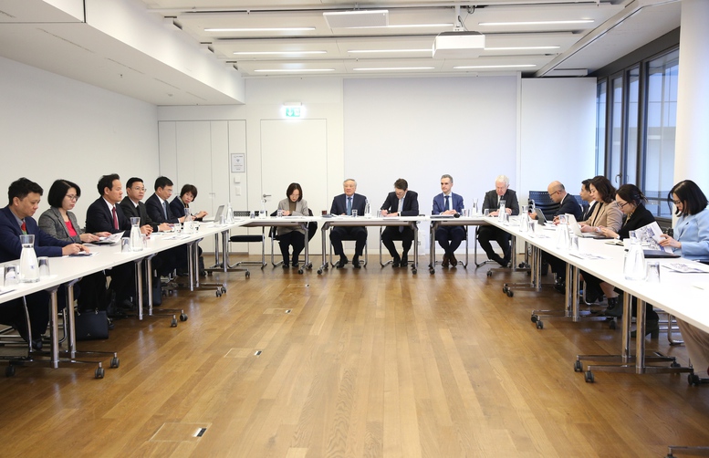 Ph&oacute; Thủ tướng Thường trực Ch&iacute;nh phủ Nguyễn H&ograve;a B&igrave;nh l&agrave;m việc với Hiệp hội C&ocirc;ng nghiệp Thụy Sĩ - Ảnh: VGP/Nguyễn Ho&agrave;ng