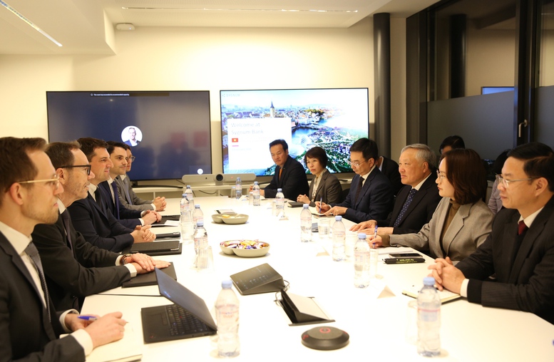 Ph&oacute; Thủ tướng Thường trực Ch&iacute;nh phủ Nguyễn H&ograve;a B&igrave;nh l&agrave;m việc với Sygnum - Ảnh: VGP/Nguyễn Ho&agrave;ng