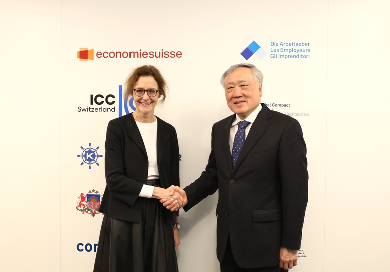 Ph&oacute; Thủ tướng Thường trực Ch&iacute;nh phủ Nguyễn H&ograve;a B&igrave;nh v&agrave; b&agrave; Monika Ruehl, Chủ tịch HĐQT Li&ecirc;n đo&agrave;n Doanh nghiệp Thụy Sĩ - Ảnh: VGP/Nguyễn Ho&agrave;ng