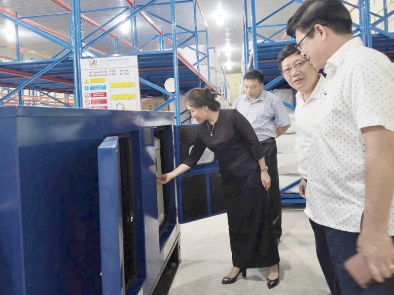 Ph&oacute; Cục trưởng Cục Dự trữ Nh&agrave; nước Nguyễn Thị Phố Giang kiểm tra t&igrave;nh h&igrave;nh thực tế tại Chi cục DTNN khu vực II