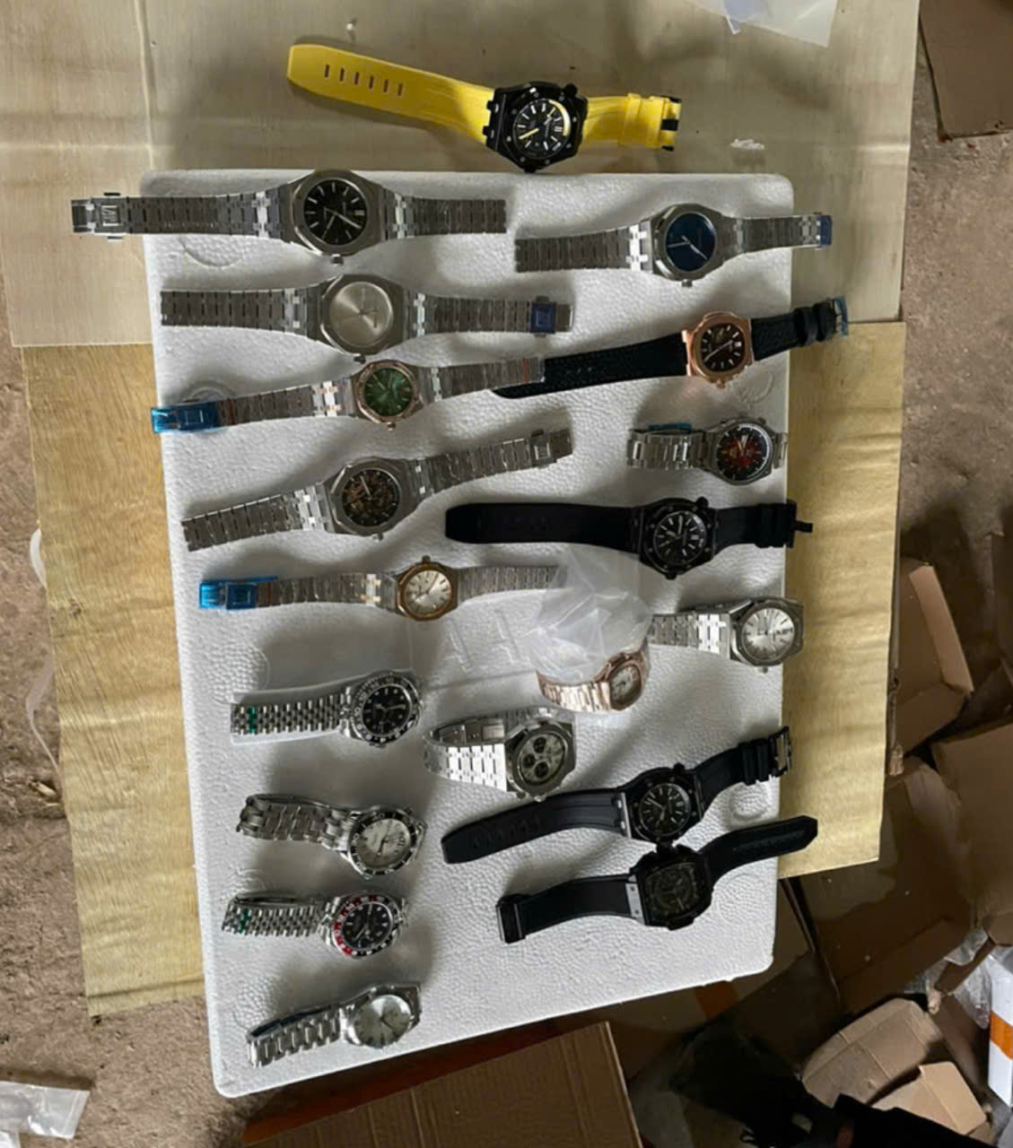 Hải quan phát hiện lô hàng 874 đồng hồ nghi xâm phạm quyền sở hữu trí tuệ