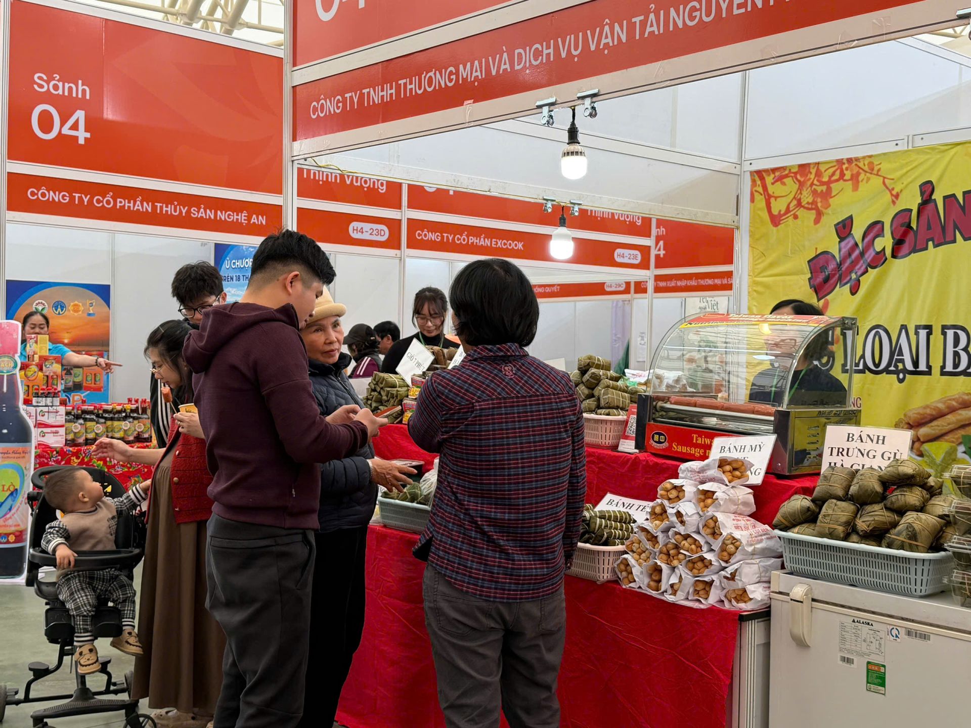 Gian h&agrave;ng đặc sản v&ugrave;ng miền thu h&uacute;t kh&aacute;ch tham quan mua sắm.